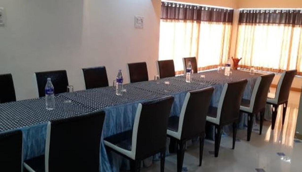 Manohar Mahal Hotell Jalgaon Exteriör bild