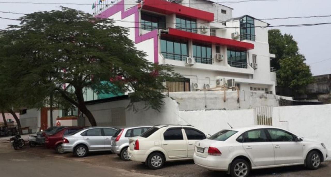 Manohar Mahal Hotell Jalgaon Exteriör bild